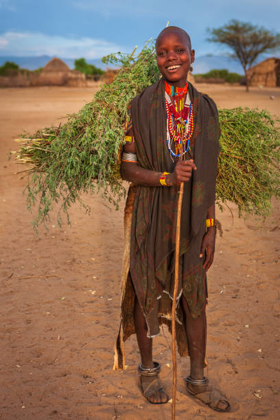 молодая женщина с erbore tribe носить трава, эфиопия, африка - africa ethiopia indigenous culture african tribal culture стоковые фото и изображения