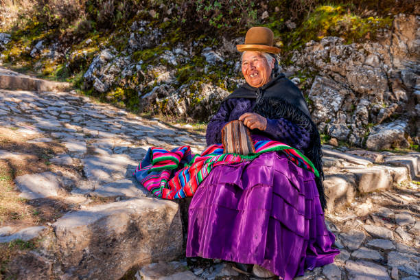 mujer aymara en la isla del sol, lago titicaca, bolivia - bolivian culture fotografías e imágenes de stock