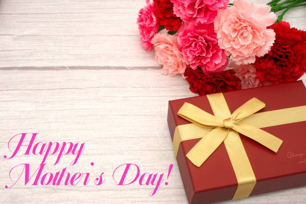 istock Mother's Day carnations and gifts (wood grain background) 1472132661