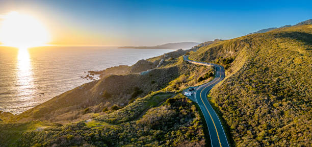 pacific coast road highway 1 california. ripresa aerea nel pacifico al tramonto. bosco di muir. san francisco - autostrada a due corsie foto e immagini stock