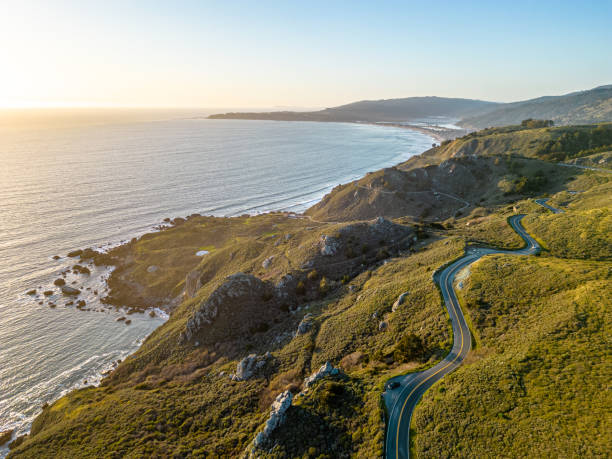 pazifikküstenstraße highway 1 kalifornien. luftaufnahme auf dem pazifik bei sonnenuntergang. muir holz. san francisco - san francisco county california usa san francisco bay stock-fotos und bilder