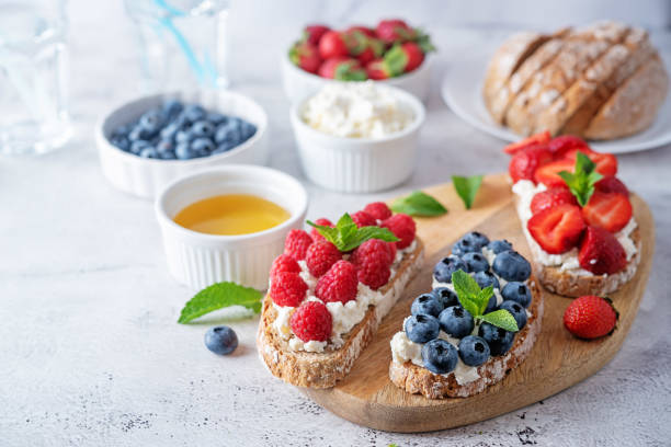 colazione fresca con panini di segale di mirtillo, fragola e lampone - crostini bruschetta antipasto appetizer foto e immagini stock