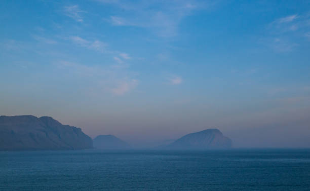 vista da ilha de koltur, ilhas faroé - cloud house blue danish culture - fotografias e filmes do acervo