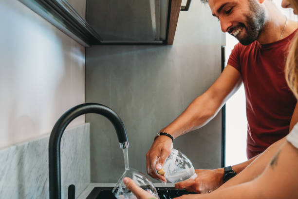 istock A couple are washing drinking glasses on the sink 1472141010