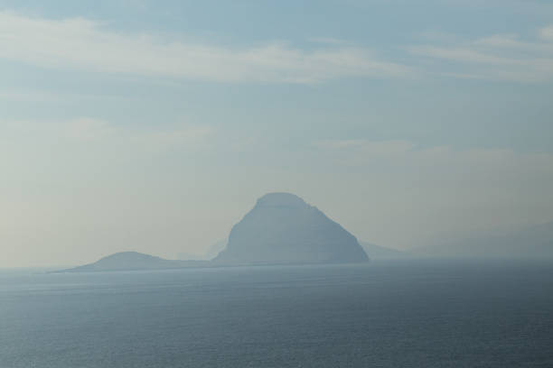 vista da ilha de koltur, ilhas faroé - cloud house blue danish culture - fotografias e filmes do acervo