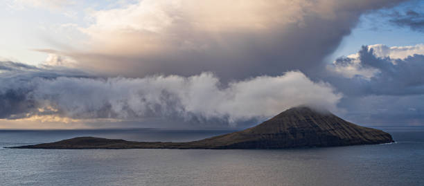 widok na wyspę koltur, wyspy owcze - cloud house blue danish culture zdjęcia i obrazy z banku zdjęć