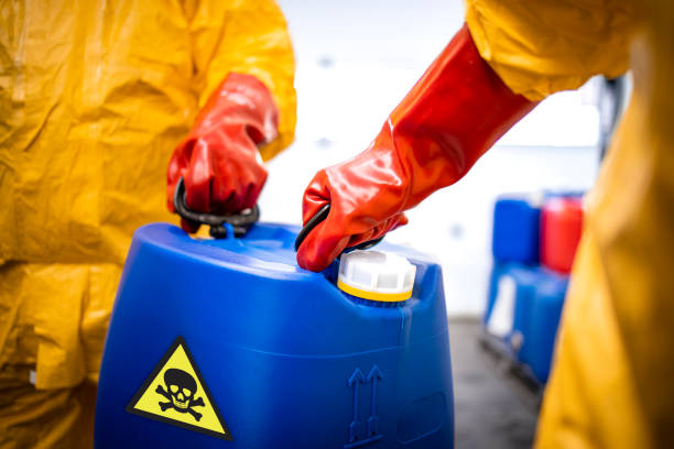 distribución y transporte de productos químicos peligrosos y peligrosos. - chemical worker fotografías e imágenes de stock