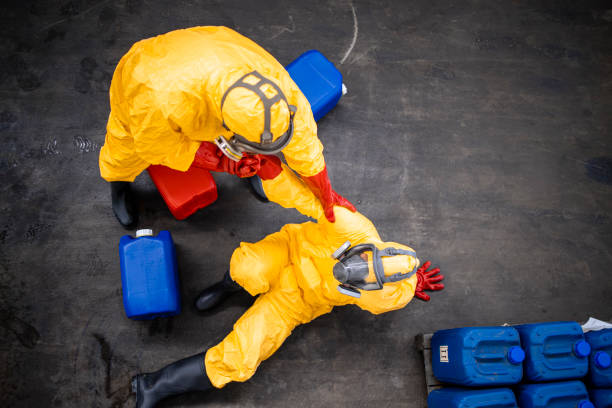 lesión en el trabajo. accidente en fábrica. - chemical worker fotografías e imágenes de stock