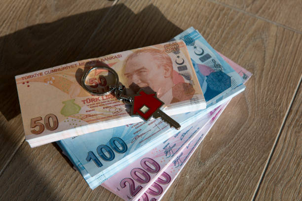 터키 리라 지폐와 새 집 열쇠의 클로즈업. - high key 이미지 뉴스 사진 이미지