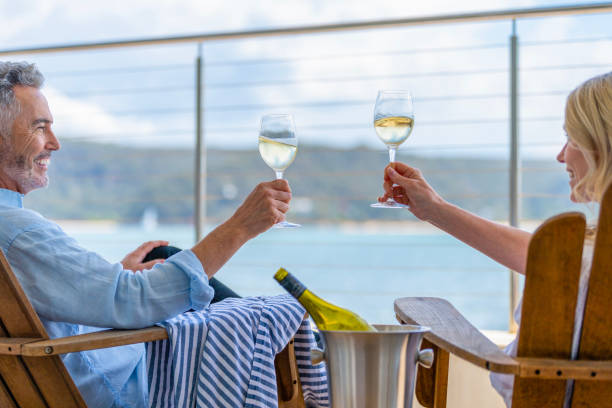 pareja madura bebiendo vino en la cubierta. - cruise fotografías e imágenes de stock