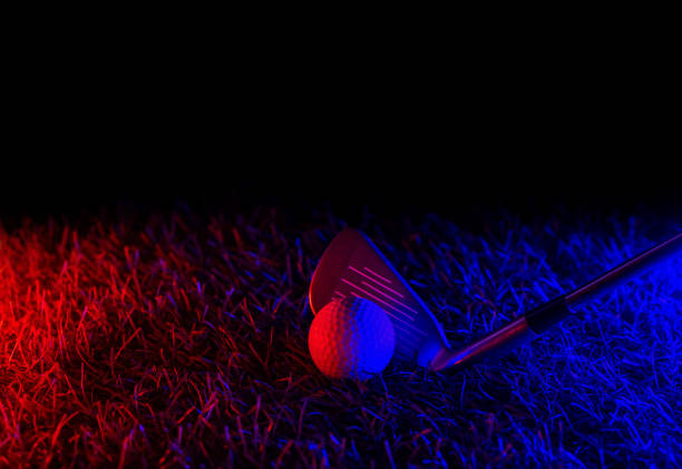 골프 스틱과 네온 조명이 있는 잔디에 있는 흰색 공. 블루 네온 배너입니다. 수평 스포츠 테마 포스터, 인사말 카드, 헤더, 웹 사이트 및 앱 - golf abstract ball sport 뉴스 사진 이미지