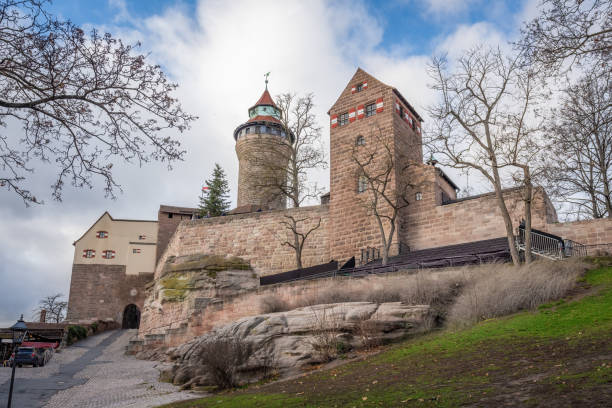 castello di norimberga (kaiserburg) - norimberga, baviera, germania - castle nuremberg fort skyline foto e immagini stock