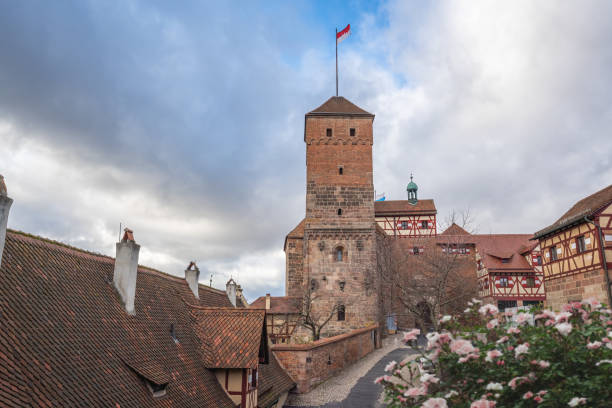 vista del castello di norimberga (kaiserburg) con heidenturm (torre pagana) - norimberga, baviera, germania - castle nuremberg fort skyline foto e immagini stock
