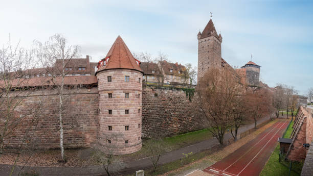 vista panoramica del castello di norimberga (kaiserburg) con mura, torri e scuderie imperiali - norimberga, baviera, germania - castle nuremberg fort skyline foto e immagini stock