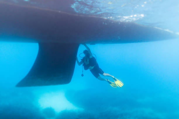 Botellas de oxígeno con válvula preparadas y dispuestas en el suelo para la practica de buceo deportes y ocio