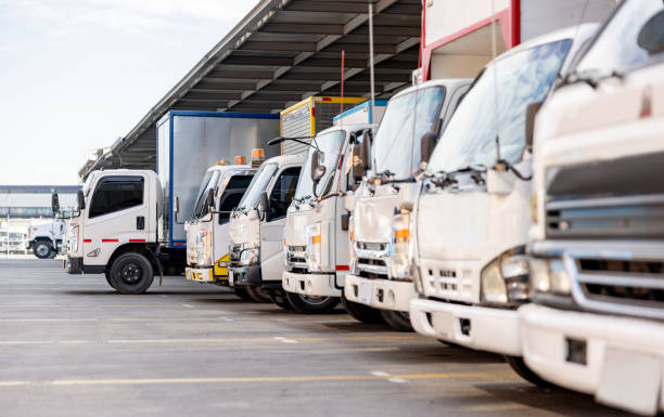грузовики, припаркованные на распределительном складе, готовые доставить груз - truck parking horizontal shipping стоковые фото и изображения
