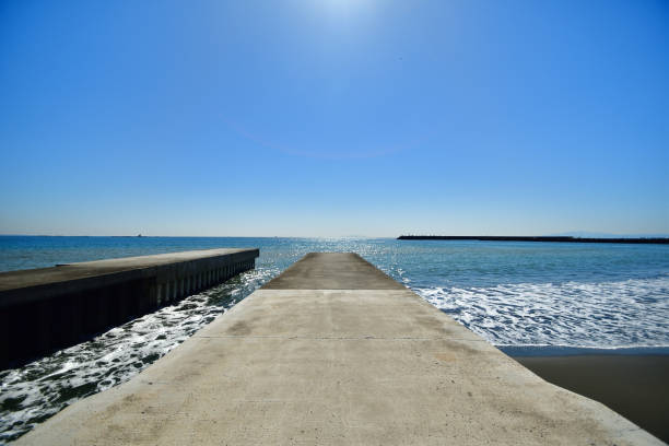 istock An embankment that juts straight into the sea. 1472201334