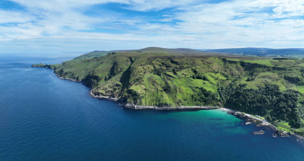 foto aérea de la bahía de murlough junto al océano atlántico en la costa norte de antrim, irlanda del norte - carrick a rede fotografías e imágenes de stock