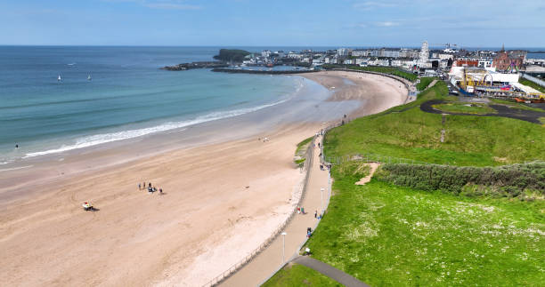 portrush beach océan atlantique côte nord comté d’antrim irlande du nord - portrush photos et images de collection