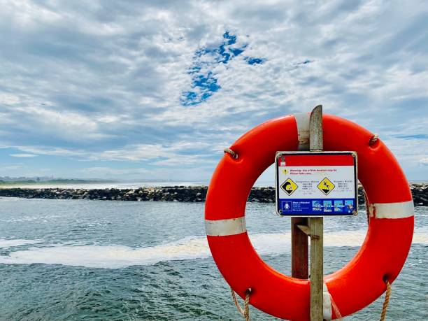 lifebouy sul lungomare - life jacket life belt buoy float foto e immagini stock