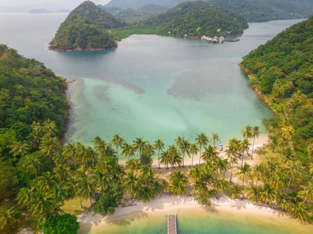 The small tropical island of Ko Ngam is located in the province of Trat, next to the island of Koh Chang in Thailand. The small tropical island of Ko Ngam is located in the province of Trat, next to the island of Koh Chang in Thailand. High quality 4k footage koh chang stock pictures, royalty-free photos & images