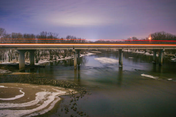 puente de la autopista 58 sobre el río cedar - cedar falls iowa fotografías e imágenes de stock