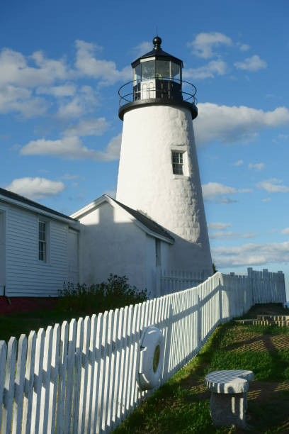 parc du phare de pemaquid point - maine lighthouse reflection pemaquid point lighthouse photos et images de collection