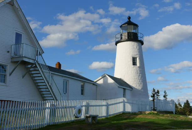 parc du phare de pemaquid point - maine lighthouse reflection pemaquid point lighthouse photos et images de collection