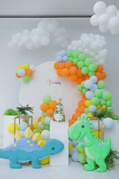 istock BIRTHDAY Cake with various toy animals and ballon 1472217892