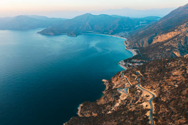 바다에서 일몰의 산과 구불 구불 한 길, 드론 시점, fethiye - car winding road highway autumn 뉴스 사진 이미지