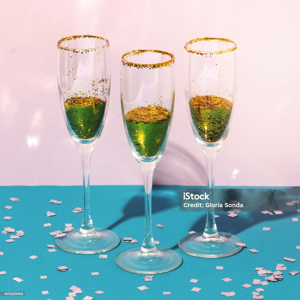 Gläserarrangement Mit Getränk Und Glitzer Stockfoto und mehr