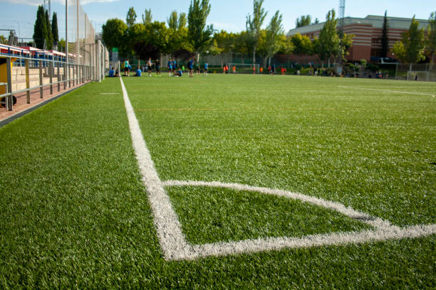 linhas brancas em um campo de futebol de grama artificial - soccer soccer field artificial turf man made material - fotografias e filmes do acervo
