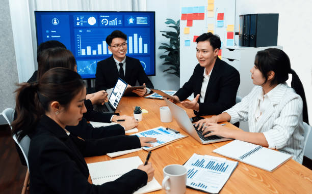 equipo de negocios de análisis de datos financieros reunión de informe en la oficina de armonía. - 24248 fotografías e imágenes de stock