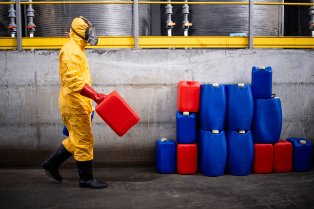 危険物を運ぶ工場で働く防護服と防毒マスクの化学労働者。 - toxic waste radiation protection suit chemical protective suit ストックフォトと画像