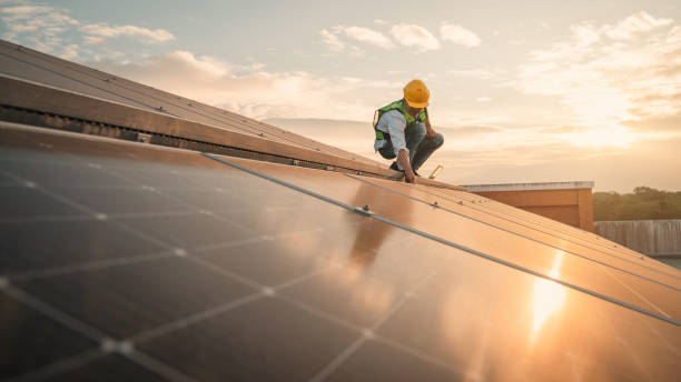 servicetechniker, der die solarzelle auf dem dach zur wartung überprüft, wenn ein beschädigtes teil vorhanden ist. ingenieur arbeiter installieren solarpanel. sauberes energiekonzept. - solar panel fotos stock-fotos und bilder