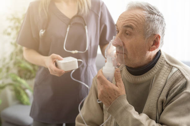 starsi starsi mężczyźni noszą inhalator tlenowy, aby pomóc oddychać. koncentrator tlenu przenośny - nebulizer zdjęcia i obrazy z banku zdjęć