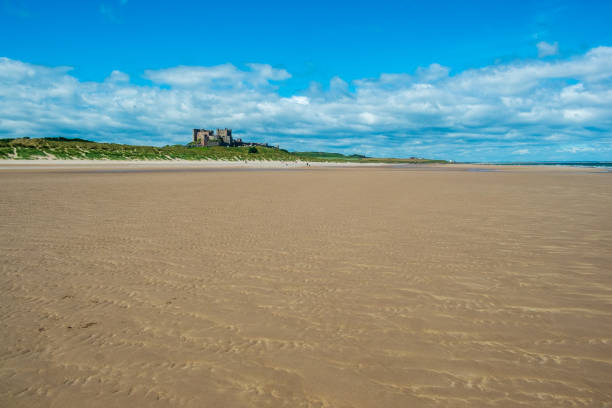 bamburgh beach - bamburgh bamburgh castle sand dune history imagens e fotografias de stock