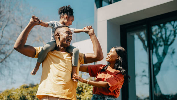 tiempo de diversión familiar con mamá y papá en casa - couple african descent africa human relationship fotografías e imágenes de stock