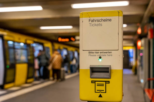 máquina de validação de bilhetes na plataforma da estação ferroviária - ticket control - fotografias e filmes do acervo