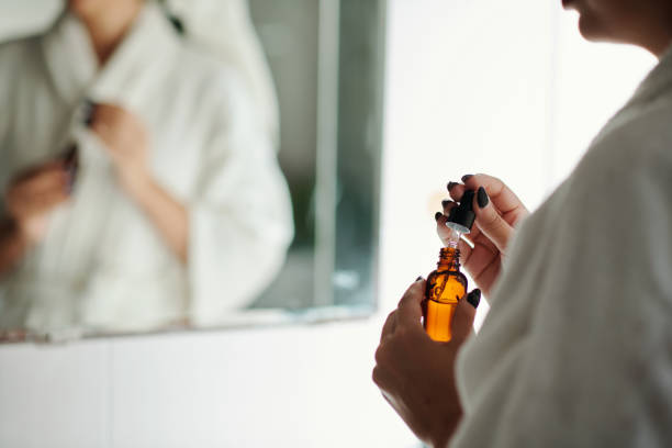 istock Woman Applying Retinol Serum 1472264016