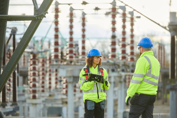 변전소 전력 노동자 - fuel and power generation power line electricity pylon built structure 뉴스 사진 이미지