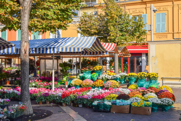 stragany targu kwiatowego cours saleya, nicea, południowa francja - flower market zdjęcia i obrazy z banku zdjęć