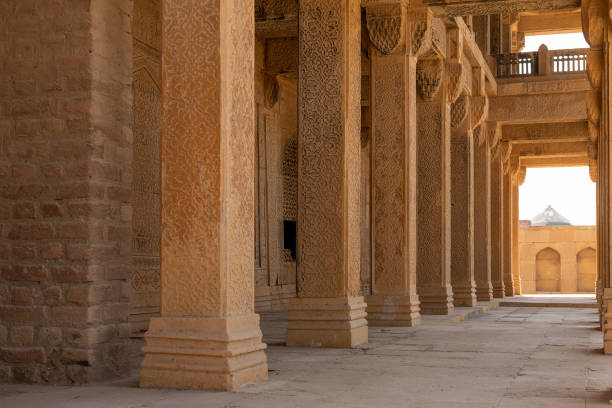 некрополь макли хилл объект всемирного наследия юнеско - makli стоковые фото и изображения