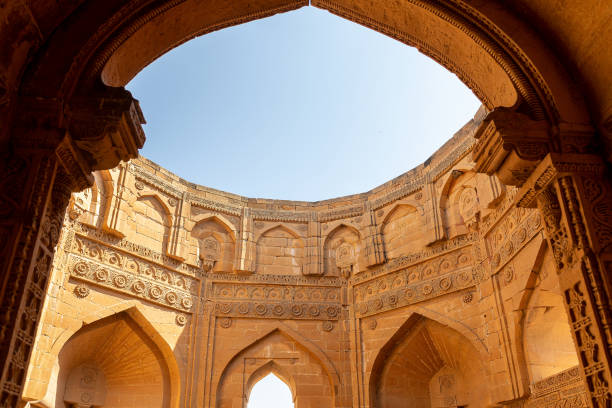 древний мавзолей и гробницы на холме макли в татте - makli стоковые фото и изображения