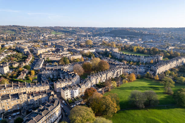 erstaunlich schöne luftaufnahme in der nähe des royal victoria park, des bath spa, berühmter touristenort von england, großbritannien - bath england england bridge aerial view stock-fotos und bilder