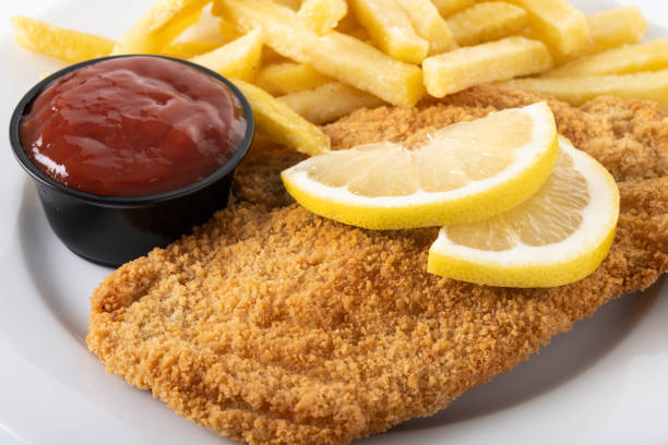 Wiener schnitzel com batatas fritas isoladas no fundo branco - foto de acervo