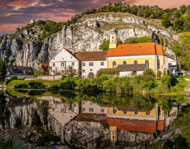 vista del tramonto di essing con le rovine del castello di randeck sul fiume altmuehl in baviera, germania - essing foto e immagini stock