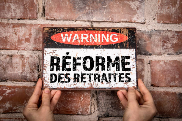 réforme des retraites en français. panneau d’avertissement avec texte - french renaissance photos et images de collection