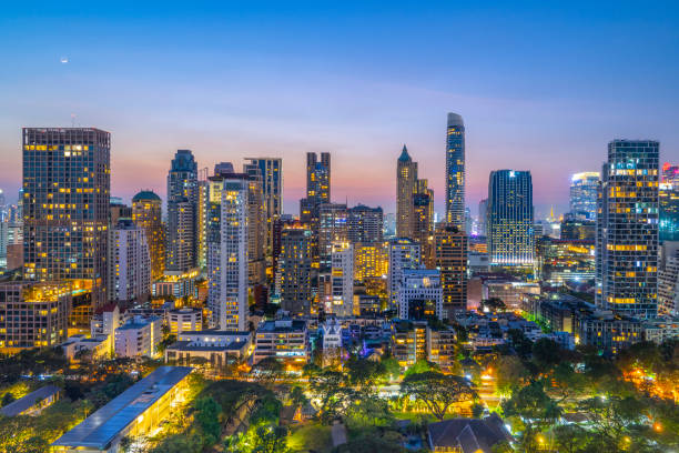 vista aerea dello skyline della città vicino a siam square, bangkok, tailandia - bangkok thailand skyline night foto e immagini stock