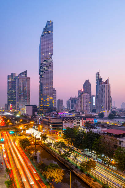 lo skyline della città di bangkok silom al tramonto, tailandia - bangkok thailand skyline night foto e immagini stock